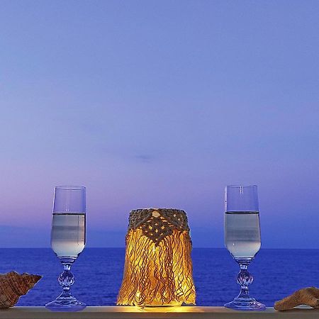 Amazing Beachfront Apartment In Hersonissos ภายนอก รูปภาพ