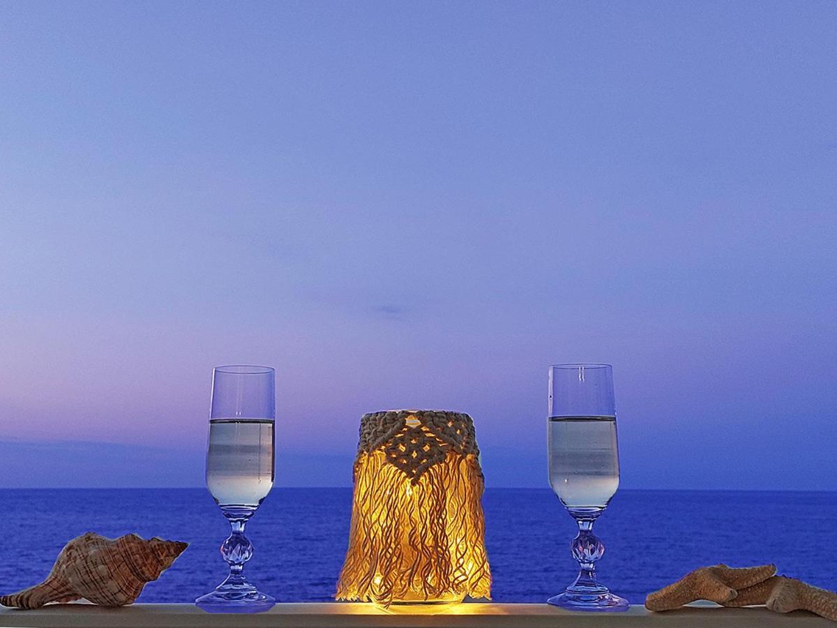 Amazing Beachfront Apartment In Hersonissos ภายนอก รูปภาพ